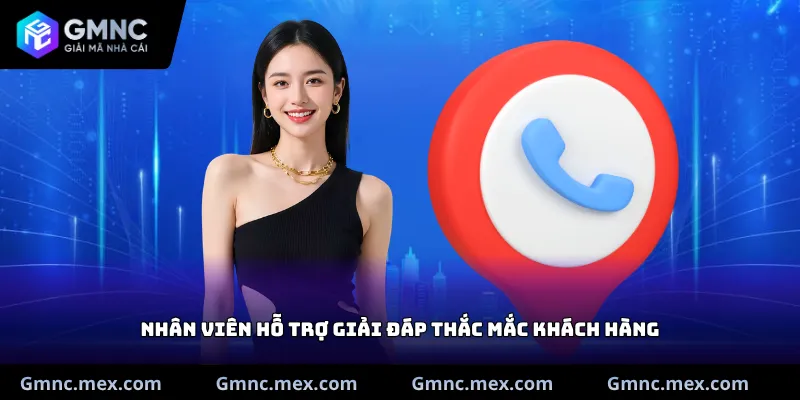 Nhân viên hỗ trợ giải đáp thắc mắc khách hàng